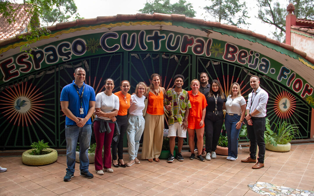 Equipe da Saab visita a Rede Cultural Beija-Flor