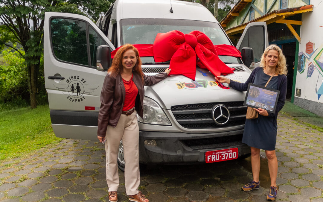 Beija-Flor recebe nova van para transporte dos atentidos