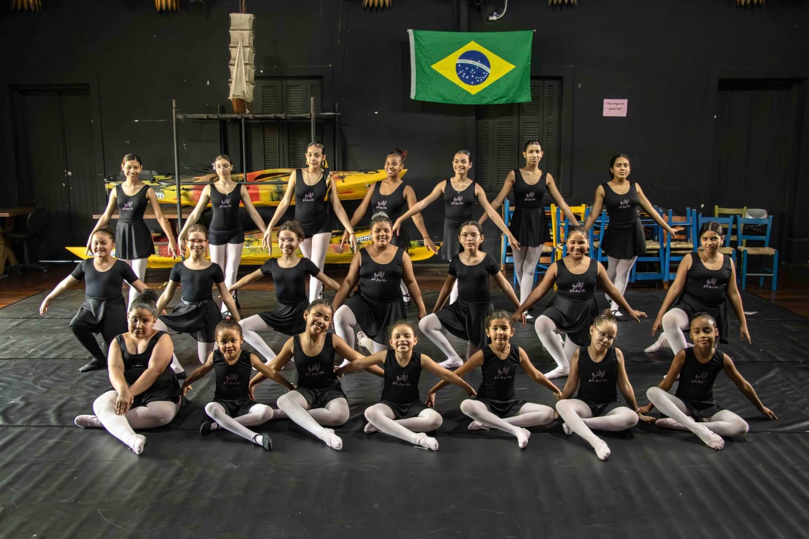Entraga dos uniformes para as turmas de Balé na Rede Cultural Beija-Flor