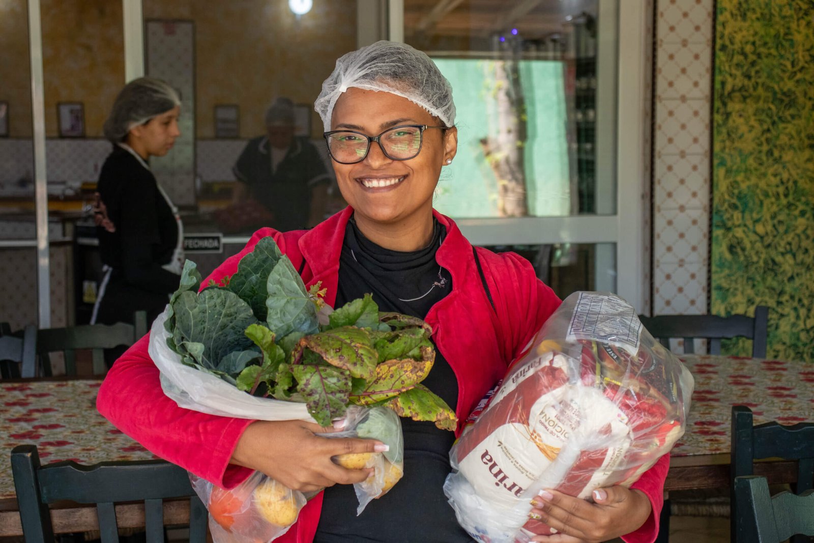 Entrega de cestas básicas no projeto sabores Solidários da Rede Cultural Beija-Flor