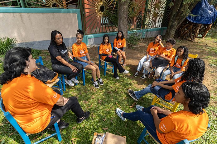 Apoio emocional oferecido pras crianças da Rede Cultural Beija-Flor
