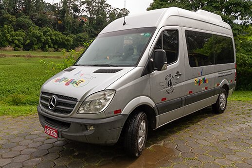 Van que atende as crianças da Rede Cultural Beija-Flor